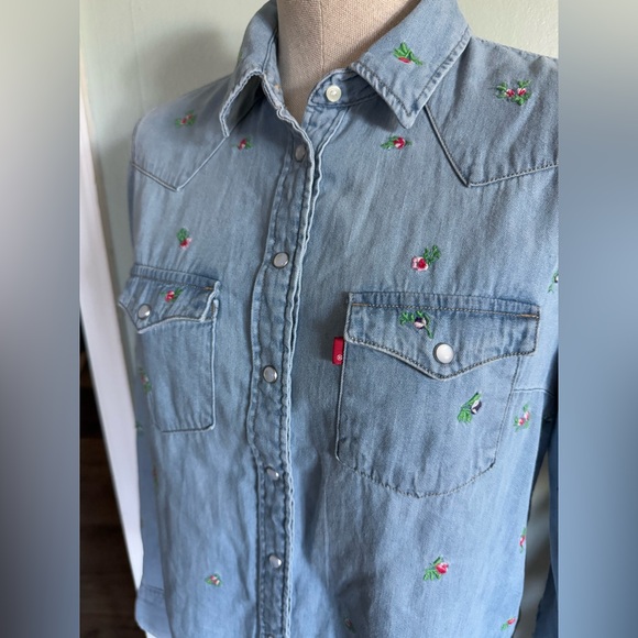 Levi Denim Chambray Pearl Snap Flower Embroidered Button Down Size Medium - Picture 3 of 6
